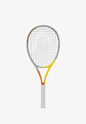 Racchetta da tennis con impugnatura bianca, telaio grigio con motivi graffiti e dettagli arancioni e gialli sul collo e sulla testa.