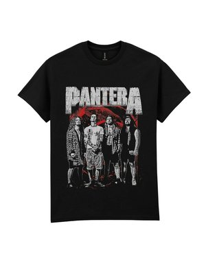 Zwarte katoenen t-shirt met een grafische print van vier figuren in zwart-wit stijl met rode accenten, tekst "PANTERA" erboven.