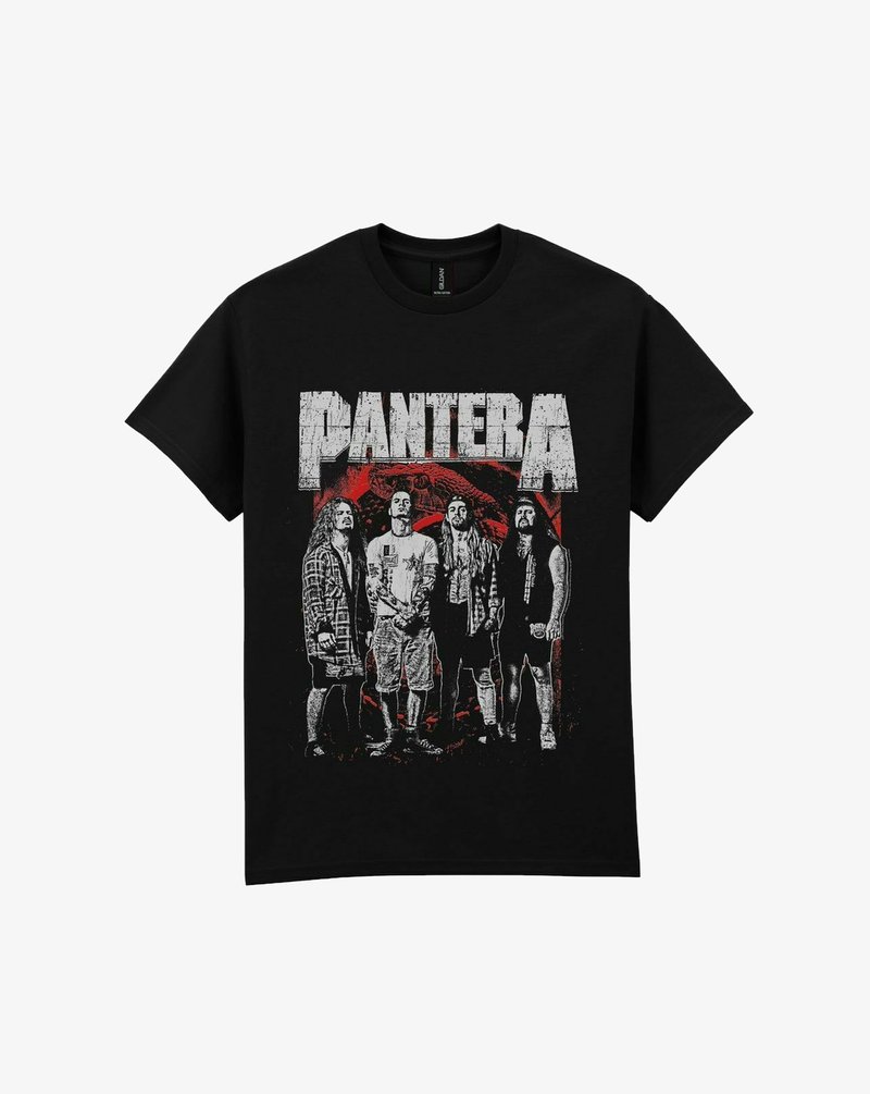 Černé bavlněné tričko s grafickým potiskem čtyř postav v černobílém stylu s červenými akcenty, text "PANTERA" nahoře.