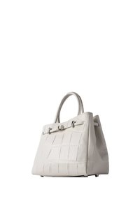 Sac à main en cuir blanc avec texture crocodile, double poignée et une fine ceinture avec boucle argentée sur la partie supérieure avant.