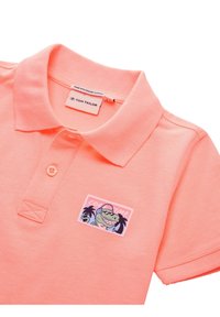 Lichtroze polo shirt van biologische katoen, met een kraag, knoopsluiting en een cartoon dinosauruspatch met de tekst "COOL TIME".