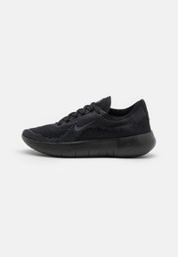 Schwarze Sportschuhe mit einem strukturierten Mesh-Obermaterial, runder Zehenform, gepolstertem Kragen und dämpfender Sohle. Zeigen minimale Markenkennzeichnung und Schnürsenkel.