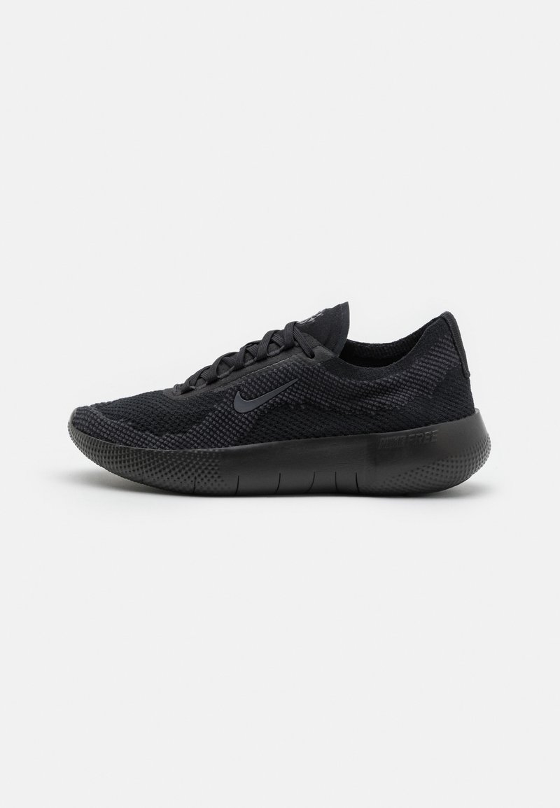 Schwarze Sportschuhe mit einem strukturierten Mesh-Obermaterial, runder Zehenform, gepolstertem Kragen und dämpfender Sohle. Zeigen minimale Markenkennzeichnung und Schnürsenkel.