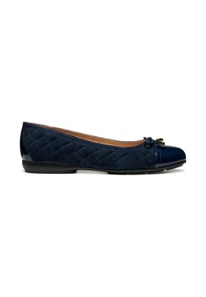 Ballerines matelassées bleu marine avec un capuchon noir brillant et un petit nœud à l'avant, sur fond blanc.
