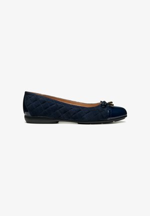 Ballerines matelassées bleu marine avec un capuchon noir brillant et un petit nœud à l'avant, sur fond blanc.