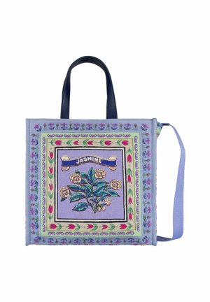 Tote bag en tissu carré avec poignées foncées, bordure florale pastel, illustration centrale d'une fleur de jasmin et bannière « JASMINE » sur fond lavande.