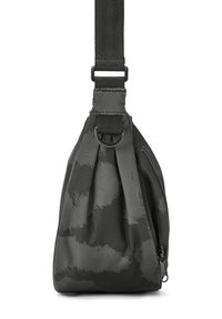 Geantă tip sling din nylon negru cu un model texturat subtil. Dispune de un buzunar cu fermoar și o curea ajustabilă cu detaliu din metal.