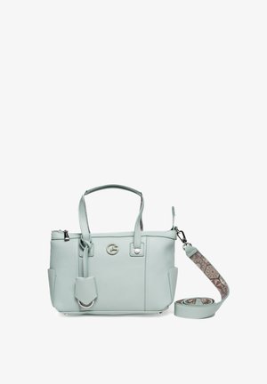 Lichtblauwe leren handtas met twee handvatten, decoratieve knoop, zilveren logo en afneembare schouderriem met patroon op witte achtergrond.