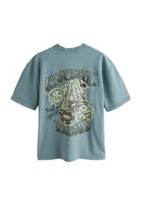 Verblasstes, oversized blaues T-Shirt mit Skelett-Hand, Würfeln und den Schriftzügen "Grateful Dead" und "Forever Grateful" auf der Vorderseite.