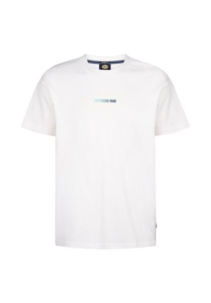 T-shirt en coton blanc avec un col rond. Présente le texte "PETROLIND" en bleu et noir, situé au centre de la poitrine. Manches courtes, coupe décontractée.