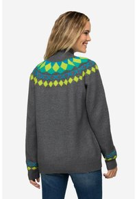 Grau gestrickter Pullover mit einem lebendigen geometrischen Muster in Grün, Blau und Braun an den Schultern und Manschetten. Hochkragen-Design.