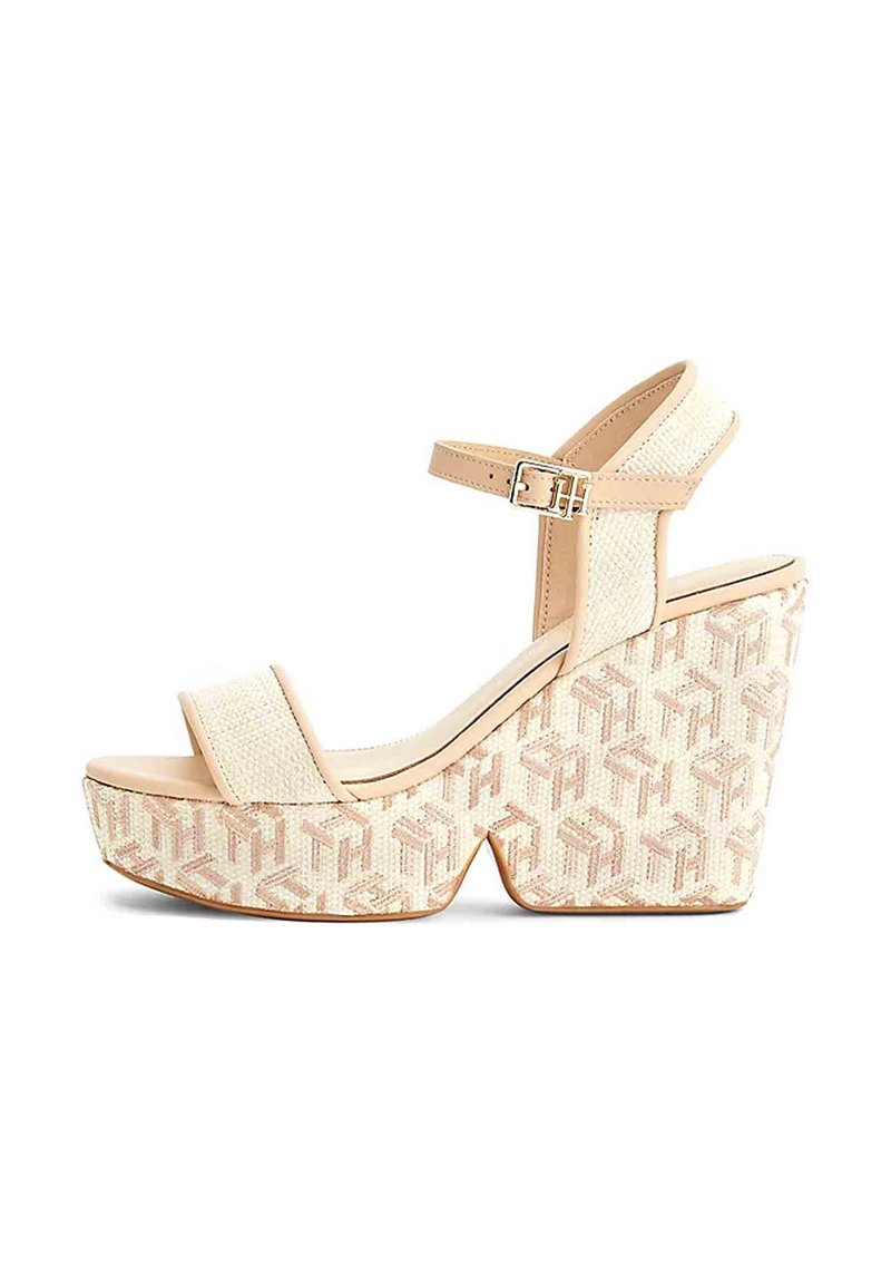 Sandali platform beige con tomaia intrecciata, cinturino alla caviglia regolabile e zeppa testurizzata caratterizzata da un motivo geometrico con logo.