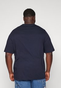 Tommy Hilfiger CHEST STRIPE TEE - T-shirts med print - desert sky