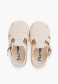 Beige canvas sandalen met uitsparingen en een verstelbare riem. Voorzien van een gestructureerde zool en 'Pisamonas' branding op de binnenzool.