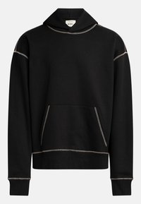 Juodas hoodie su atidengta balta siuvinėjimu, priekinė kengūros kišenė ir etiketė vidinėje gobtuvo pusėje su užrašu "REBEL."