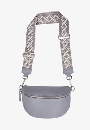 Sac en cuir gris convertible en bandoulière de forme arrondie, avec une finition texturée, une fermeture éclair en métal argenté et une sangle ajustable à motifs en bleu et crème.