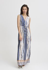 Robe maxi présentant un motif bleu et blanc avec des motifs en forme de diamant. Tissu tissé, sans manches, décolleté en V, taille cintrée avec lien, ourlet géométrique.
