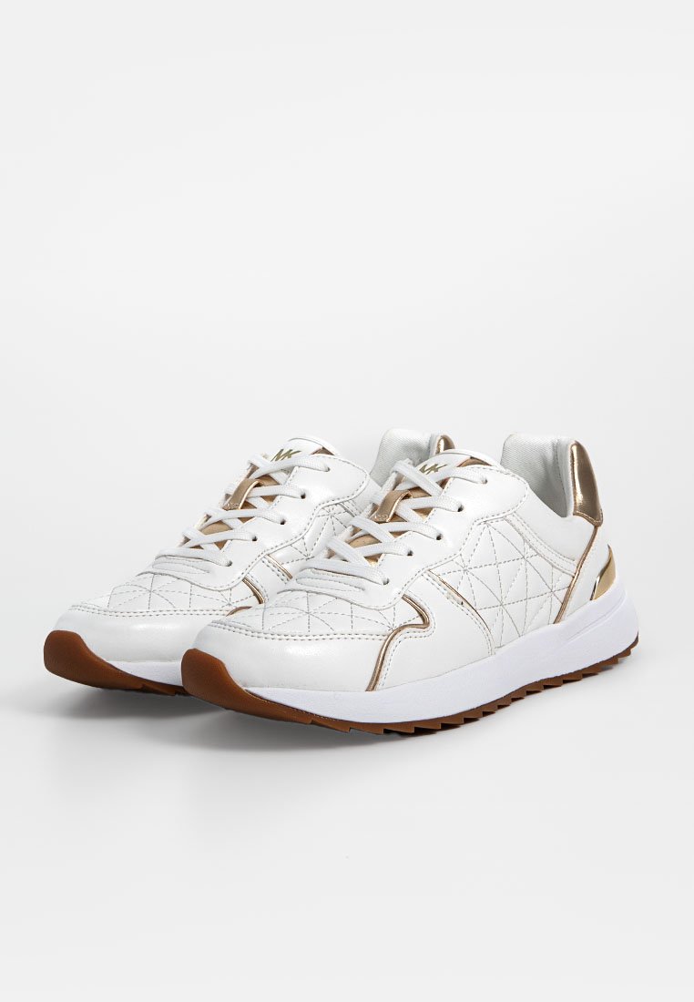 Scarpe sportive bianche con texture trapuntata, dettagli dorati e suola in gomma bianca. Presentano un design con lacci e un colletto imbottito per il comfort.