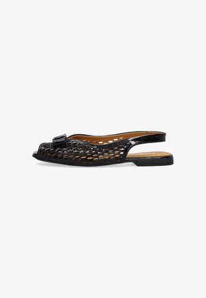 Schwarzer Slingback-Flachschuh mit offenem Zehenbereich, Wabenmuster und kleinem Schnallendetail vorne.