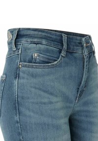 Jeans en denim bleu taille haute avec une texture lisse, cinq poches et des coutures décoratives. Présente une coupe classique et un léger délavage.