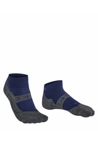 Calzini alla caviglia blu navy e grigi, con un design lavorato a maglia che presenta un motivo testurizzato e un logo, realizzati in un materiale flessibile e traspirante.