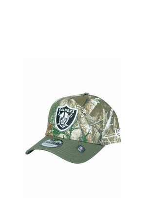 Verstellbare Mütze mit Camouflage-Muster und grünem Schirm, vorne auf dem Paneel mit dem schwarz-weißen Raiders-Logo.