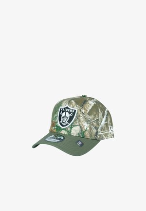 Verstellbare Mütze mit Camouflage-Muster und grünem Schirm, vorne auf dem Paneel mit dem schwarz-weißen Raiders-Logo.