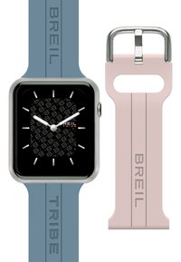 Montre intelligente Breil avec un boîtier argenté, dotée d'un cadran noir à motifs et de deux bracelets en caoutchouc : un bleu avec l'inscription 'TRIBE' et un rose avec 'BREIL'.