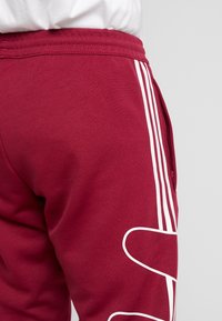 adidas Originals Träningsbyxor - red