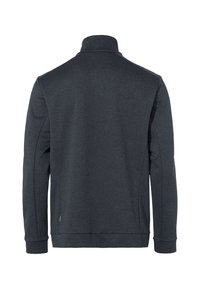 Giacca pullover grigia scura con superficie texturizzata, colletto alto e maniche lunghe. Presenta un polsino a coste e un piccolo logo verde come accento.