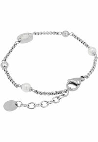 Pulsera de cadena de plata con perlas blancas redondas y cristales claros. Incluye un cierre de langosta y una pequeña etiqueta redonda con la palabra "STEAL".