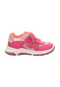 Różowe buty sportowe z syntetycznym wierzchem, siateczkowymi akcentami, dwoma regulowanymi paskami i dwukolorową gumową podeszwą. Wyraźny wzór siatki na bocznych panelach.