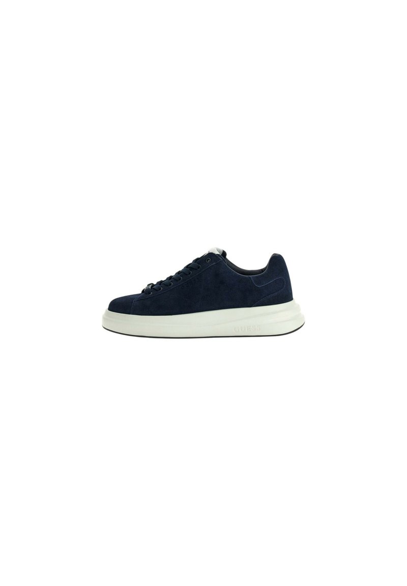 Sneaker in suede blu navy con lacci neri e suola bianca spessa, vista laterale su sfondo bianco.