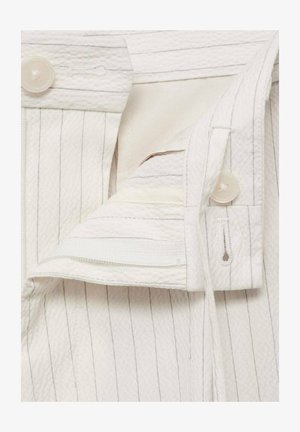 Bílá strukturovaná tkanina s vertikálními pruhy; má knoflíky a stahovací šňůrku na zavírání; obsahuje detail vnitřní kapsy.