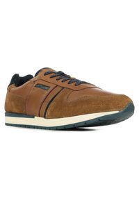 Sneaker in suede e pelle marrone con accenti blu navy, design con lacci e suola bianca imbottita. Presenta una superficie texturizzata e dettagli con logo.
