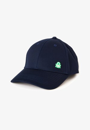 Gorra de béisbol azul marino con visera curva, paneles cosidos y un pequeño logo verde bordado en la parte frontal derecha.