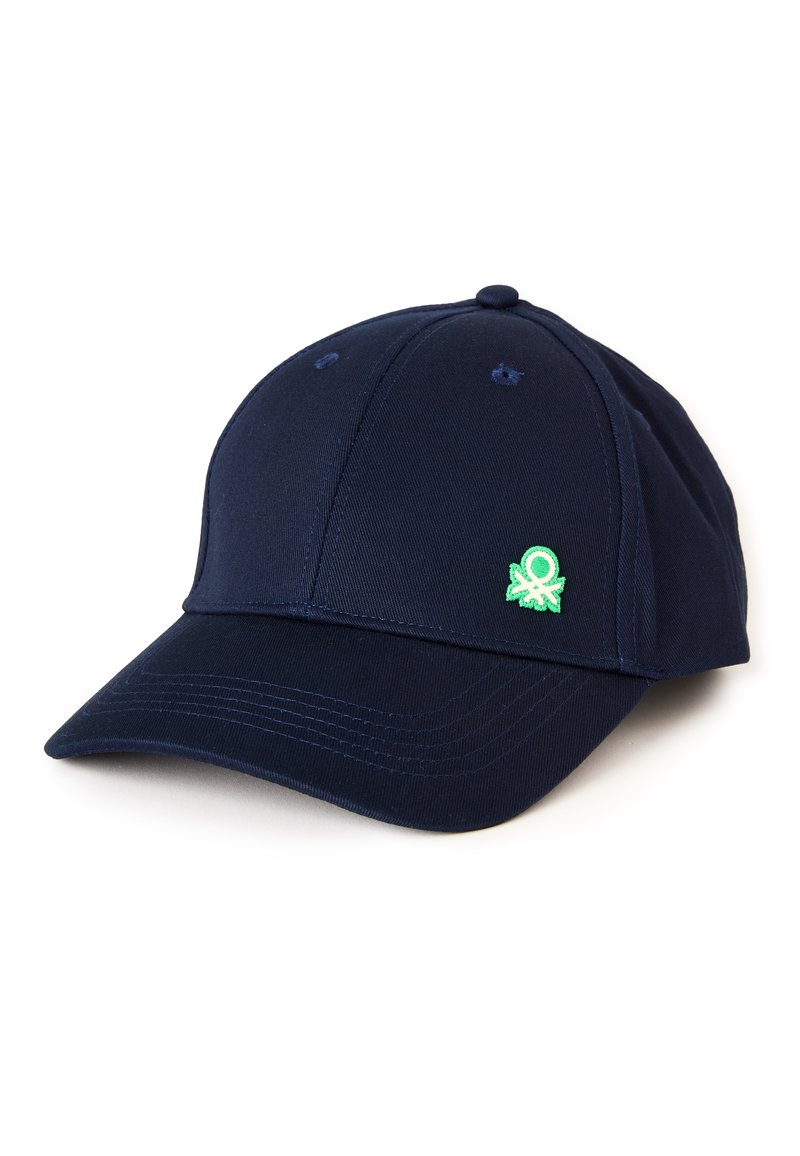 Marineblaues Baseball-Cap mit gebogenem Schirm, abgesteppten Paneelen und einem kleinen grünen Sticklogo auf der Vorderseite rechts.