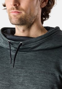 Felpa con cappuccio grigio scuro con un motivo testurizzato, dotata di un cordino al collo e un logo discreto sul petto.