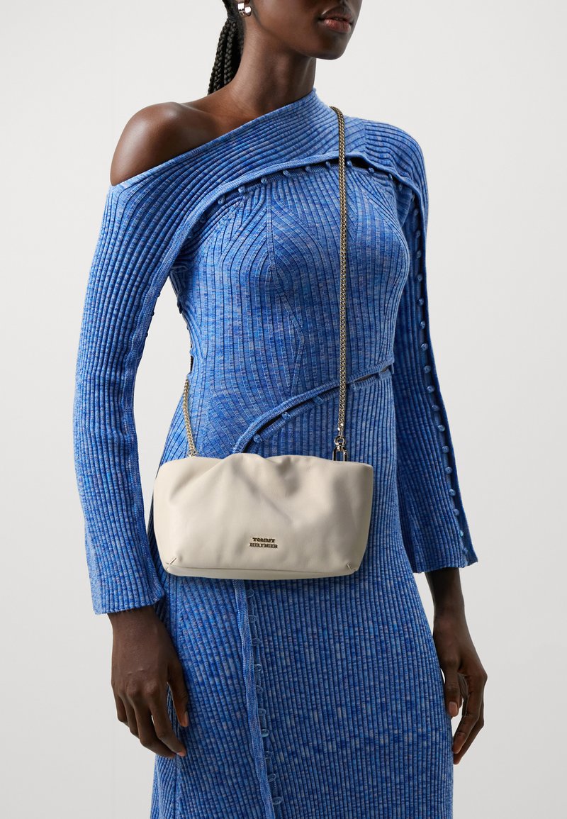 Tommy Hilfiger LUXE SOFT CROSSOVER Across body bag cream/white