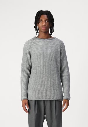 Pull en maille côtelée gris avec des manches longues, un col rond et une coupe décontractée. Présente une bordure contrastante le long du col et de l'ourlet.