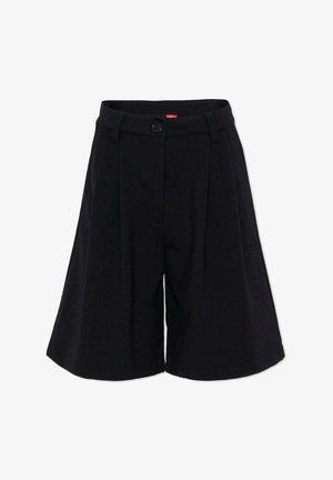 Pantaloncini neri realizzati in un tessuto morbido. Dotati di chiusura con bottone, pieghe sul davanti e tasche laterali. Orlo pulito e marchio discreto sul lato.