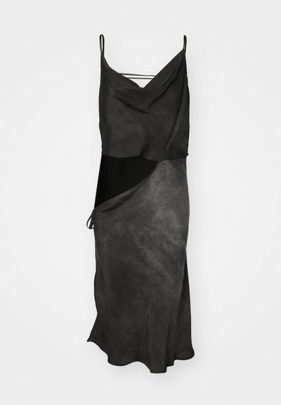 Juoda suknelė su drapiruotu iškirpimu ir asimetrišku kirpimu. Pagaminta iš lengvos medžiagos su švelniu paviršiumi, su plonais petnešomis.