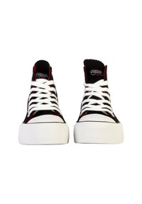 Sneakers neri alte con lacci bianchi e una spessa suola in gomma bianca. Accenti rossi sul colletto e sul lato, con una finitura testurizzata.