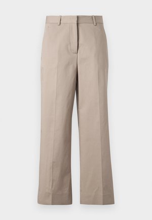 Pantalons larges beiges en mélange de coton avec une texture lisse, dotés d'un pli devant et de passants de ceinture, conçus pour un effet décontracté.