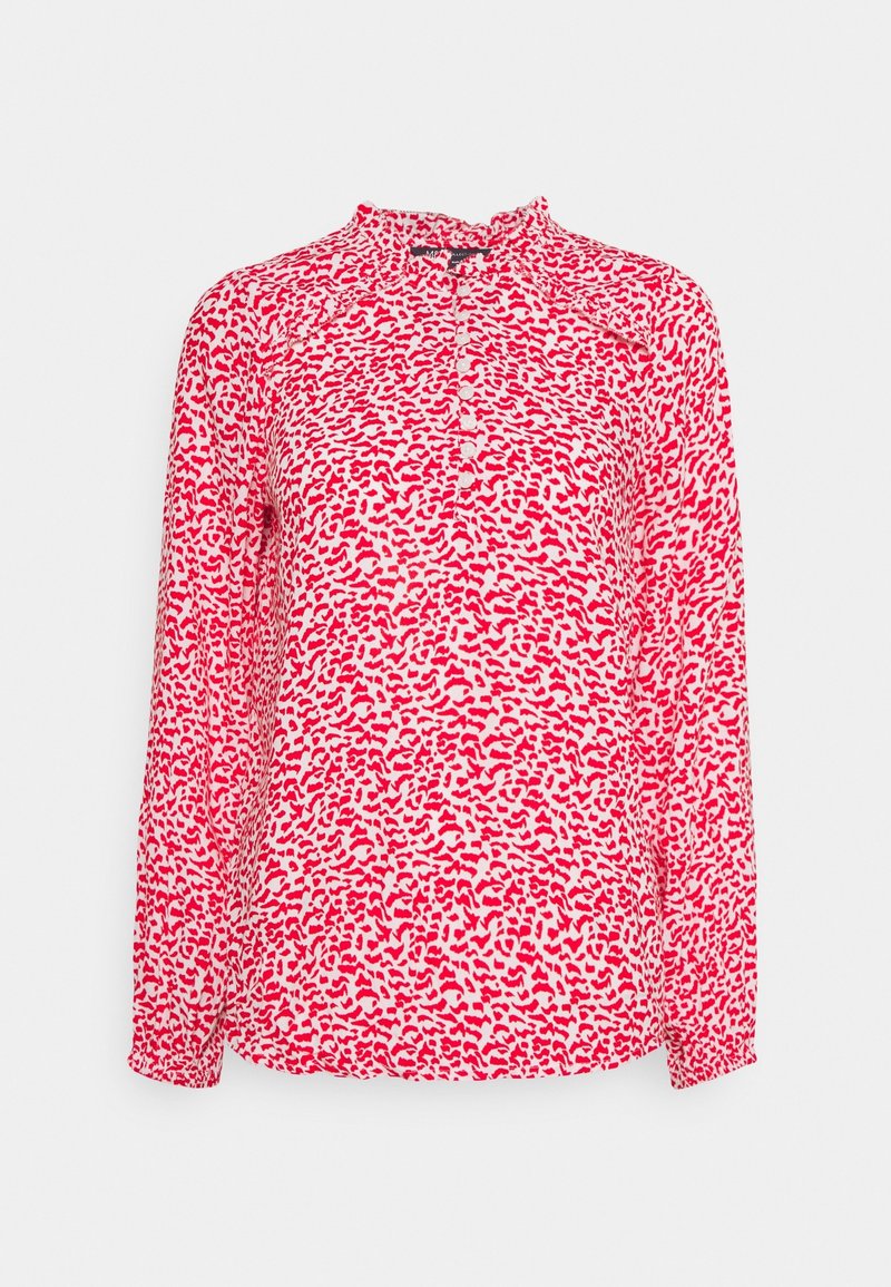 Rød og hvid langærmet bluse med abstrakt leopardprint, høj krave og en række knapper ned langs fronten.