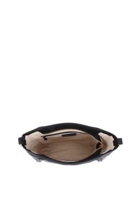 Borsa nera in pelle con una consistenza liscia, foderatura interna beige, chiusura a zip superiore e un ampio scomparto.