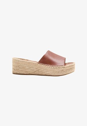 Sandalo aperto marrone in pelle con suola platform in juta intrecciata, progettato per un uso casual estivo.