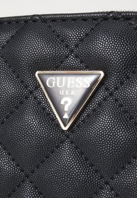 Guess CARLY GIRLFRIEND SATCHEL - Handväska - black