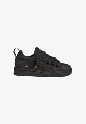 Schwarzer Sneaker mit niedrigem Schaft, dicken Schnürsenkeln, Zuglasche an der Ferse und gepolsterter Sohle, von der Seite auf weißem Hintergrund gesehen.
