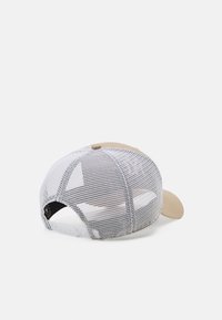 Weißes Mesh-Cap mit beigem, gebogenem Schirm und verstellbarem Riemen. Verfügt über ein Lüftungsdesign und strukturierter Stoff.